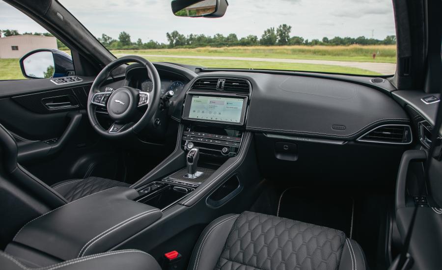 Торпедо Jaguar F-Pace SVR 2018 года  (NA) (фото 32 из 40)